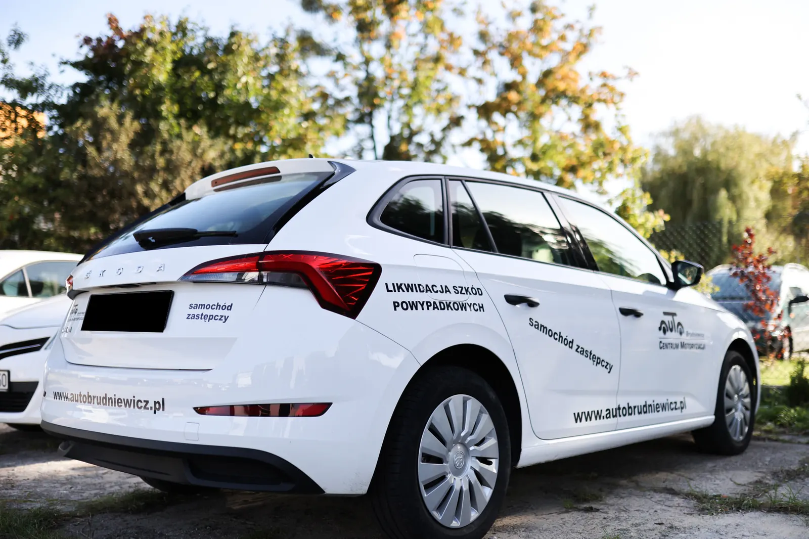 Samochód zastępczy Auto Brudniewicz z napisem „Likwidacja szkód powypadkowych"